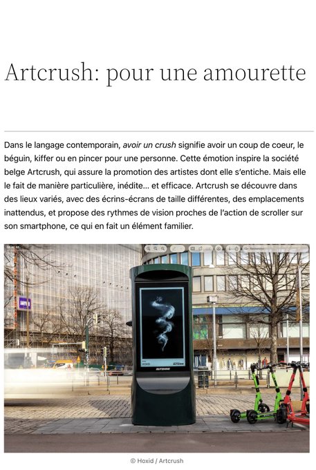 A French article titled 'Artcrush: pour une amourette' describing an artistic initiative, accompanied by a photo of a digital advertising kiosk displaying an image on a Parisian street with e-scooters nearby.
