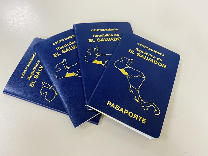 Four navy blue Salvadoran passports are fanned out on a light surface, with gold lettering reading "CENTROAMÉRICA," "República de EL SALVADOR," and "PASAPORTE," along with yellow maps of Central America. The image visually reinforces the post's claim about affordable Plan B citizenship in El Salvador for roughly $11,900 worth of BTC, obtained in 21 days.