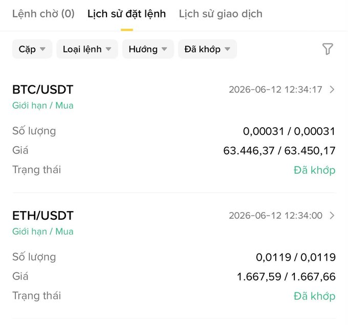 The image displays a screen with two rows of text, both written in Vietnamese, including amounts for Ether andBTC transactions from different exchanges. The posts are related to cryptocurrency trading, as evidenced by the choice of words used such as "ether" and "bitcoin." The background of the image appears to be white, making it easier to read the numbers displayed on the screen. In addition, a small part of a menu is visible at the top left corner of the screen. This combination of elements suggests that this information could be relevant to users in a currency exchange service or discussing cryptocurrency transactions among people.