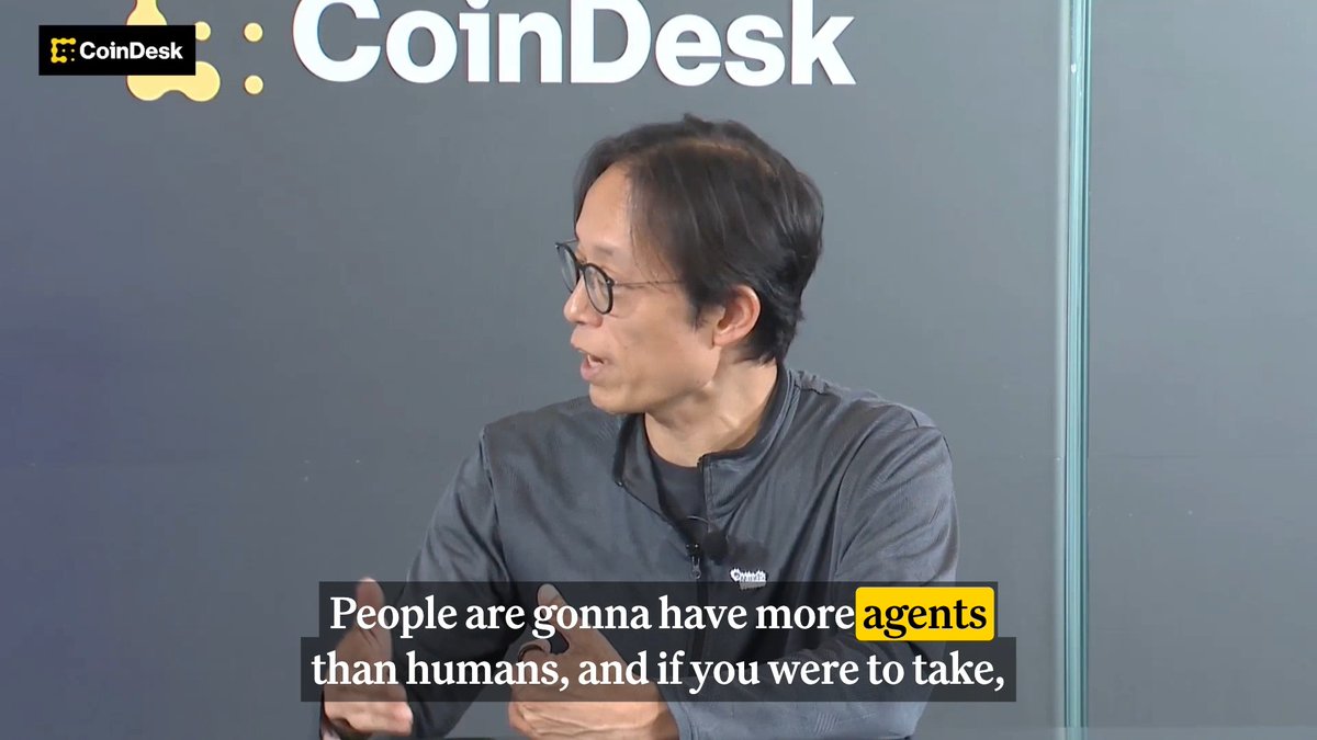 An interview clip from CoinDesk/KBW features Yat Siu (@ysiu) speaking about the future of AI agents, with on-screen subtitles highlighting his statement that "people are gonna have more agents than humans," reinforcing the post's point about blockchain enabling native transactions between these agents.