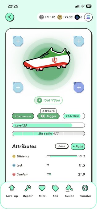 The image shows a phone screen with a green background, displaying a soccer cleat icon along with some text about the cleat's attributes. The caption of the image reads "ステップンのワールドカップ靴が届いた届いた！ 握る握が大切と改めて思う瞬間 もう四年前か". The image is related to a post about soccer cleats, and the caption provides information on the cleat's attributes.