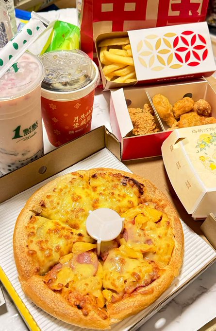 The image shows a feast from 1點點 and Pizza Hut, featuring a cheese pizza topped with pineapple and ham, crispy chicken nuggets, french fries, and two beverages. This indulgent spread perfectly matches the post's sentiment of "today's happiness is bestie recharging," capturing a joyful meal shared (or gifted) by a close friend.