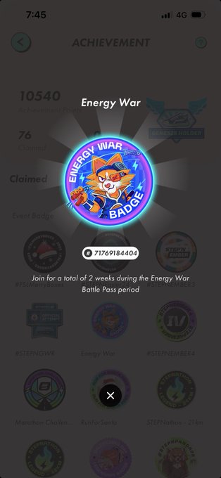 The image shows a phone screen displaying an achievement badge for an energy war game. The badge has a cartoon character wearing a hat with a power strip symbol, indicating that the player has achieved something significant in the game. The text at the bottom of the screen reads "バッヂが届いた！ 価値は不明 #STEPN". This message suggests that the player's achievement is noteworthy and worth noting down, possibly for a competition or to share with friends.
