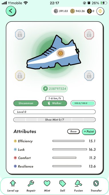 The image shows a phone screen with a green background, displaying a shoe design that features the colors of the soccer team from Argentina. The screen also displays information about the shoe's attributes, such as efficiency, comfort, and resilience. There are several options available for customization, including adjusting the shoe's size or adding a heart symbol to represent love for the sport.