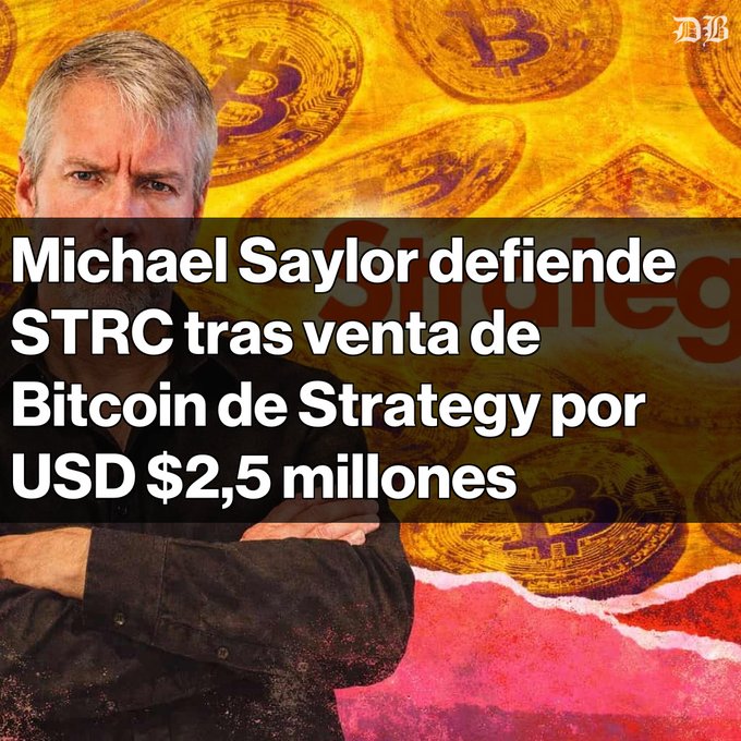 The image shows a man posing with his arms crossed next to a large gold coin that says "Bitcoin de strategy por usd $2.5 millones" (bitcoin of strategy). In the background, there are other coins and text that are likely related to Bitcoin or cryptocurrency. The main focus of this image is on Michael Saylor's stance in front of the large bitcoin symbol with the number 2.5, which implies a strong association between Saylor and Bitcoin or its strategies.