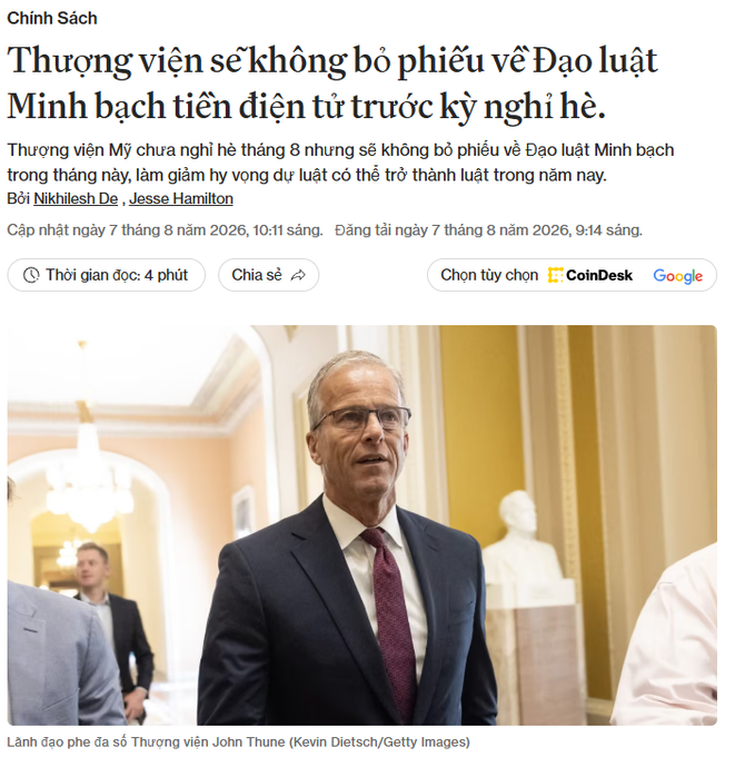 A Vietnamese-language CoinDesk article headline reading 'Thượng viện sẽ không bỏ phiếu về Đạo luật Minh bạch tiền điện tử trước kỳ nghỉ hè,' featuring a photo of Senator John Thune.