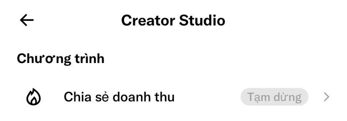 A screenshot of a "Creator Studio" menu in Vietnamese, showing a "Chia sẻ doanh thu" (Revenue sharing) program marked as "Tạm dừng" (Paused).