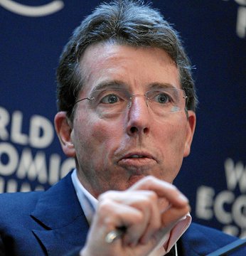 Former Barclays CEO Bob Diamond speaks at the World Economic Forum, gesturing with his hand while discussing the CLARITY Act and its promise of 24/7 trading, instant settlement, and permanent blockchain records as a cheaper alternative to traditional finance.