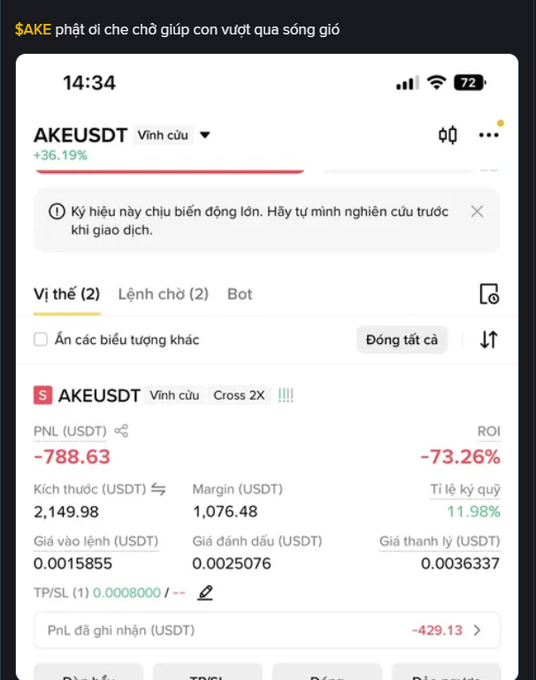 A mobile trading app screen showing a losing position in AKEUSDT perpetual contract with a -73.26% ROI, PnL of -788.63 USDT, and a Vietnamese warning about high volatility.