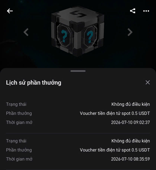 A dark-themed mobile app screen showing a mystery reward box with question marks and a 'Lịch sử phần thưởng' (Reward History) panel listing two unclaimed USDT spot vouchers worth 0.5 USDT each.