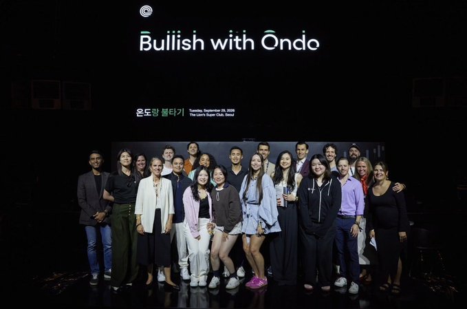 A group photo of people on a stage in front of a screen reading 'Bullish with Ondo' and '은도랑 불리기 Sunday, September 28, 2025 The Lion's Super Cafe, Seoul'.