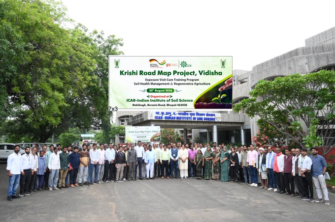 A large group of approximately 70 farmers and dignitaries poses in front of the ICAR-Indian Institute of Soil Science in Bhopal beneath a banner reading "Krishi Road Map Project, Vidisha," dated 20th August 2024, marking the conclusion of the "Carbon Pathshala" Exposure Visit Cum Training Program on Soil Health Management & Regenerative Agriculture. The image directly illustrates the post's caption, capturing the participants who connected Vidisha farmers with regenerative agriculture and carbon credit knowledge.