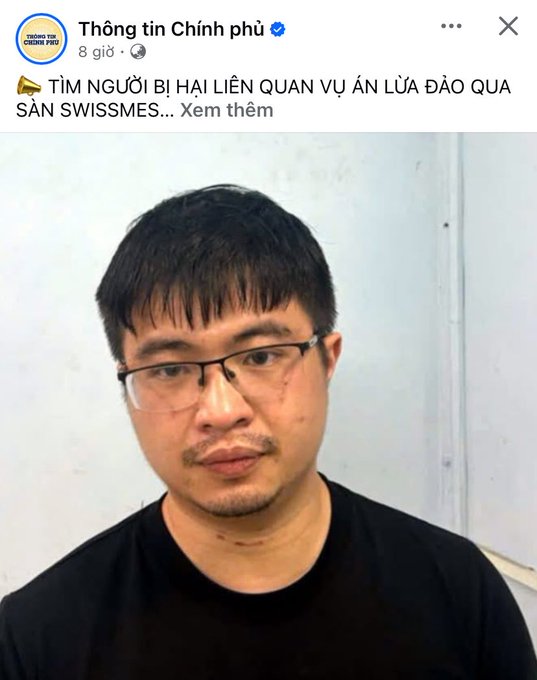 A screenshot from the Vietnamese government page 'Thông tin Chính phủ' showing a man with glasses and short dark hair, with text reading 'TÌM NGƯỜI BỊ HẠI LIÊN QUAN VỤ ÁN LỪA ĐẢO QUA SÀN SWISSMES...'.