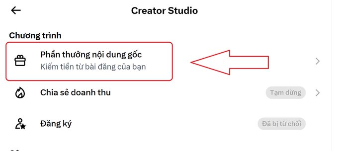 The image shows a Creator Studio menu in Vietnamese with a red arrow pointing to "Phần thưởng nội dung gốc" (Original Content Rewards), which allows users to earn money from their posts. This relates to the post's instructions about how to qualify for original content rewards on X by creating unique text, original images, or self-recorded videos.