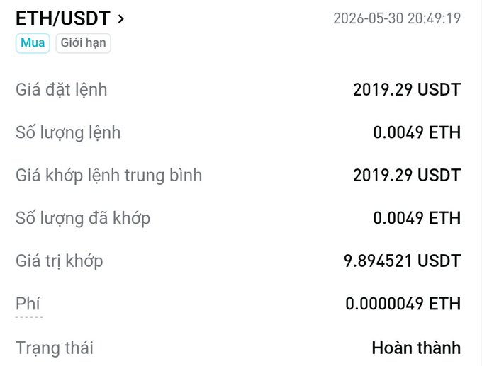 "ETH/USDT" is displayed as a text box within the screenshot, and it's written in Vietnamese. It is accompanied by a picture of a cell phone or screen shot that shows a summary or breakdown of the current transaction. The photo is related to an earlier post that described some details about this particular transaction.