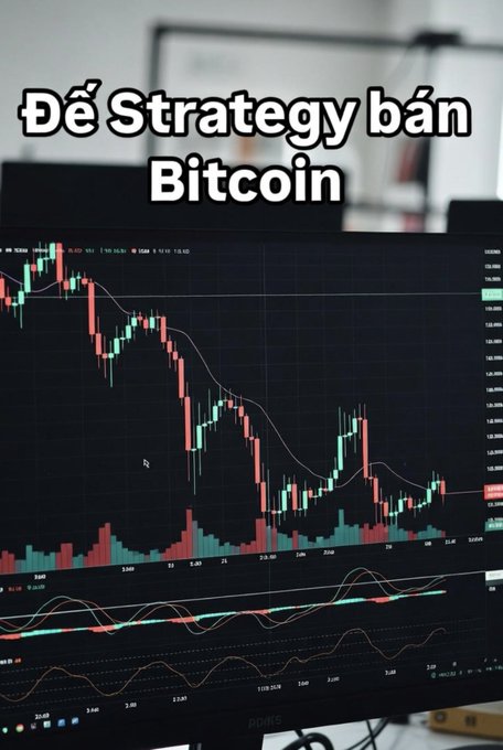 A photograph of a computer monitor displaying a Bitcoin trading chart with candlesticks, overlaid with the Vietnamese text 'Để Strategy bán Bitcoin'.