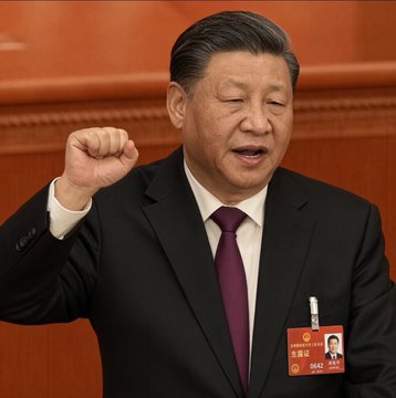 This image shows Chinese President Xi Jinping, whose recent announcement about developing a nationwide blockchain network signifies a major shift towards on-chain finance. The image captures him in a formal setting, emphasizing the official nature of this economic development.