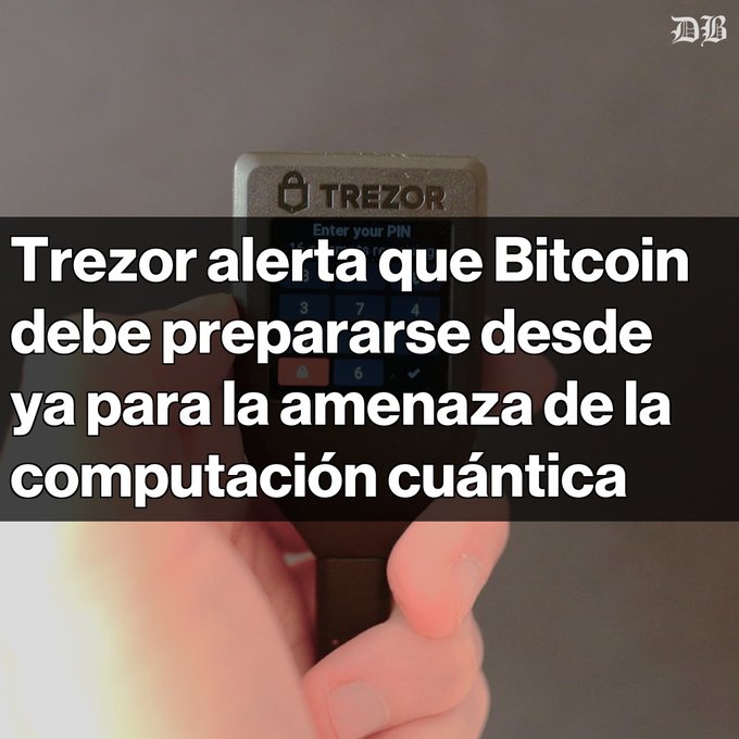 The image shows a person holding up a device that appears to be a phone or tablet displaying information about Bitcoin transactions. The text in the image reads "Trezor alerta sobre la amenaza de la computación cuántica a Bitcoin El CTO Tomáš Sušánka afirma que la computación cuántica podría comprometer la criptografía actual en 5-10 años La transición a sistemas post-cuánticos es urgente, pero la descentralización de Bitcoin". The person holding the device is likely providing information or instructions related to Bitcoin transactions.