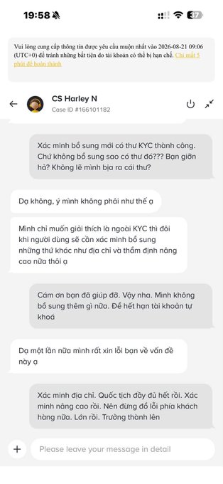 A Vietnamese customer service chat in Vietnamese regarding KYC verification, dated 2026-08-21, where the agent explains the verification process and requests the user's cooperation.