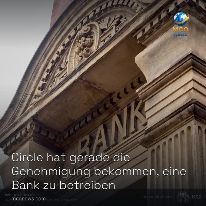 An image of a classical bank building facade with the text "Circle hat gerade die Genehmigung bekommen, eine Bank zu betreiben" from MCO News, indicating Circle received approval to operate a bank.
