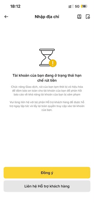 A Vietnamese app screen titled 'Nhập địa chỉ' (Enter Address) displays a warning about a temporarily restricted account due to a Giao dịch complaint, with options to 'Đồng ý' (Agree) or 'Liên hệ Hỗ trợ khách hàng' (Contact Customer Support).