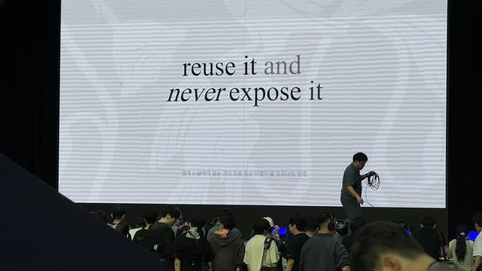 A presenter stands on stage holding cables beside a large screen displaying the text "reuse it and never expose it" (with Korean translation below), illustrating the Kite AI/Verona concept of AI acting on data without exposing it to an audience of attendees.