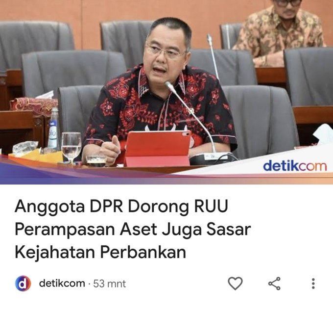 A news article from detikcom featuring a man in a batik shirt speaking at a meeting, with the Indonesian headline: 'Anggota DPR Dorong RUU Perampasan Aset Juga Sasar Kejahatan Perbankan'.