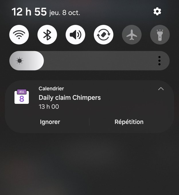 A smartphone notification panel in French showing the time "12 h 55 jeu. 8 oct." with a calendar reminder for "Daily claim Chimpers" at 13 h 00, along with options to ignore or snooze.