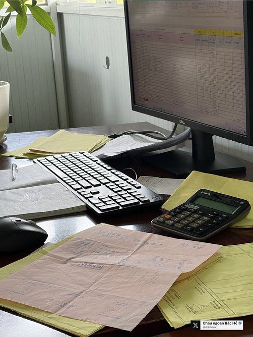 An office desk workspace with a Dell monitor displaying a spreadsheet, a keyboard, a mouse, a Casio calculator, scattered papers, and yellow sticky notes, with a Vietnamese news watermark reading 'Chứng khoán Bắc Hà'.