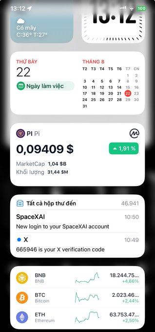 The image displays an iOS lock screen showing a Pi Network widget with 0.09409 $ (up 1.91%, MarketCap 1.04 $B, Khối lượng 31,44 $M), along with a calendar marking "THỨ B�ẢY 22 Ngày làm việc," a SpaceXAI email, an X verification code (665946), and crypto tickers for BNB, BTC, and ETH with their prices. The post references the user's surprise at finding the extra zero in their Pi Network balance, suggesting Pi Core Team may be preparing for Protocol 27.