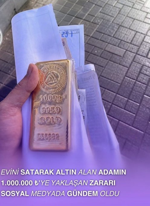 A hand holds a 1000g gold bar alongside receipts, with Turkish text reading "EVİNİ SATARAK ALTIN ALAN ADAMIN 1.000.000 TL'YE YAKLAŞAN ZARARI SOSAL MEDYADA GÜNDEM OLDU," meaning "The man who sold his house to buy gold suffers nearly 1,000,000 TL loss, becomes trending on social media." The image illustrates the post's warning against buying gold when prices are at their peak and public excitement is high, as the holder now faces a significant financial loss.