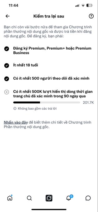A Vietnamese UI screen titled 'Kiểm tra lại sau' listing requirements to join a content creator rewards program, including having at least 500K views in 90 days.