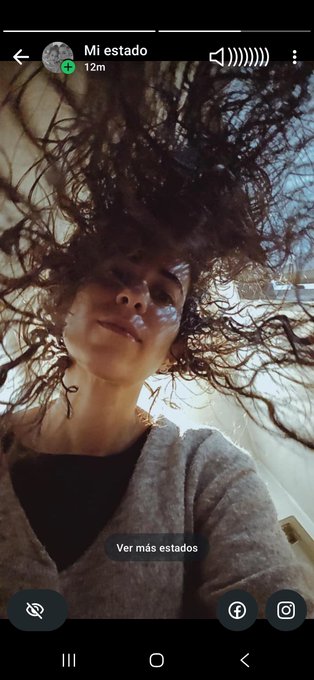 A screenshot of a Snapchat status ("Mi estado") taken 12 minutes ago shows a person with voluminous, wild curly hair from a low angle, with "Ver más estados" (See more statuses) visible at the bottom. The "GM" caption likely refers to "Good Morning," a casual greeting often shared with selfie-style morning posts like this one.