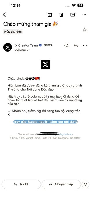 Screenshot of a Vietnamese welcome email from X Creator Team (10:33) titled "Chào mừng tham gia" notifying Linda that she has been approved for the Nội dung Độc đáo (Unique Content) program, matching the post celebrating her 7-day wait for X creator program approval.