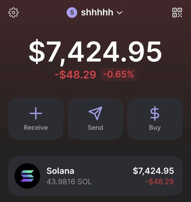 A crypto wallet app screenshot showing a Solana balance of $7,424.95 (43.9816 SOL), which has dropped by $48.29 (-0.65%)—likely depicting the wallet that received an accidental crypto transfer, with the owner offering to return the mistakenly sent funds.