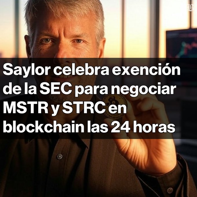 An image of Michael Saylor holding a Bitcoin coin, overlaid with Spanish text: 'Saylor celebra exención de la SEC para negociar MSTR y STRC en blockchain las 24 horas.'