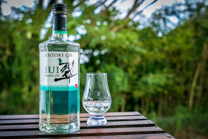 The post features a bottle of Suntory Gin, also known as Sui Japanese Gin, alongside a tasting glass, perfectly complementing the "Sui Summer" theme.