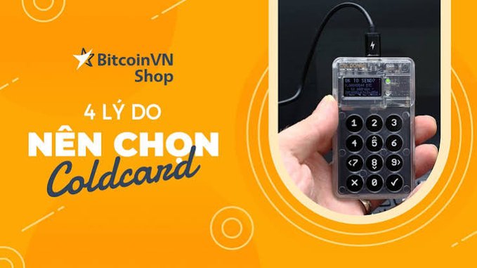 An advertisement from BitcoinVN Shop titled '4 LÝ DO NÊN CHỌN Coldcard' promoting the Coldcard Bitcoin hardware wallet, shown being held in a hand.