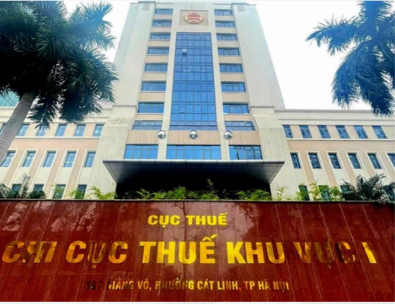 Exterior of the Cục Thuế / Chi cục Thuế khu vực I building, with the address 187 Giang Vô, phường Cát Linh, TP Hà Nội visible on the sign.