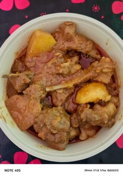 A plastic container holds a stew with meat and potato chunks in a reddish-brown sauce, labeled 'NOTE 405' with the date '15/05/2025'.