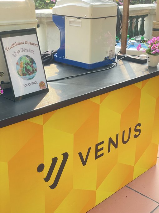 A yellow vending counter displays the logo 'JJ VENUS' with an ice machine and a sign advertising 'Traditional Dessert - Life Sweetness - ICE CENDOL' on top.