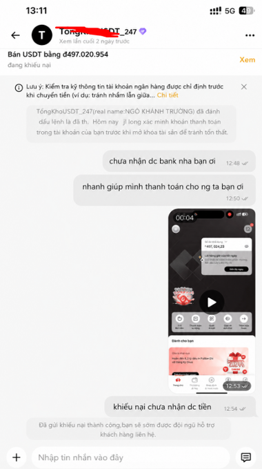 This image shows a cellphone screen displaying text messages between two people. The conversation appears to be focused on a specific topic, with one person saying "Suýt bay gần 500 củ chă vì một lệnh P2P" and the other replying with "âng bạn này chưa nhận được tiên, mà bên kia đã bấm Ông bì xu dân," where the person is asking for help or advice. The text appears to be in an Asian language and contains information related to money and smartphones.