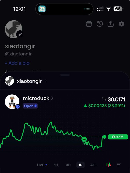 A Robinhood mobile app screenshot showing the user "xiaotongir" profile and a price chart for the "microduck" token, currently at $0.0171 with a 33.99% gain (+$0.00433). The volatile green line chart illustrates the price action referenced in the post about meme coins making sudden drops followed by quick recoveries.