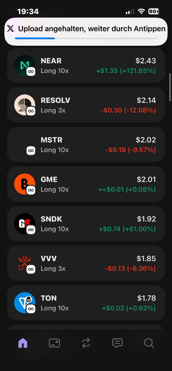The image shows an iPhone screen displaying various stock market data, including the names of different stocks and their current prices. The phone's home screen also features a search bar that allows users to find specific information about these stocks. The text on the screen reads "Achtung @binance und @phsntom wollen net das wir so Portfolios aufbauen Alles vk oder Liquidierung für Marge nur so Cent drin lassen". This suggests that the user is looking for information about specific stocks or companies, possibly to make investment decisions.