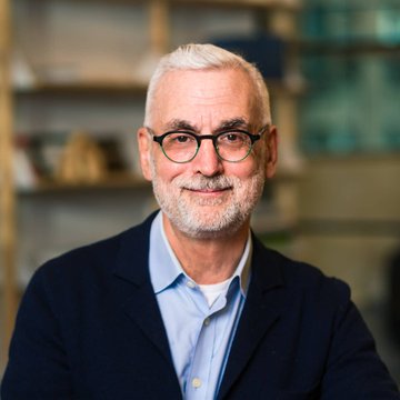 Stuart Alderoty, Ripple's Chief Legal Officer, pictured wearing glasses and a navy blazer over a light blue shirt, as he publicly urges undecided or opposed Senate offices to engage directly with crypto holders before voting on the CLARITY Act.
