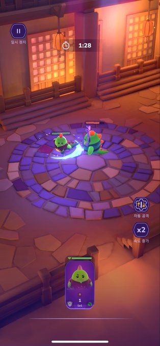 A mobile game screenshot showing a battle scene between two green leaf-like characters in a circular arena with Korean UI text and a timer reading 1:28.