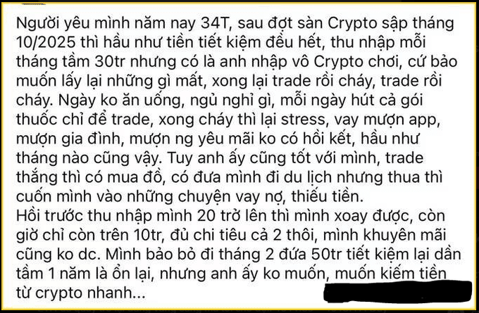 The image contains a Vietnamese text about a 34-year-old whose partner earns ~30 million VND/month but lost nearly all savings after the October 2025 crypto crash, now trading compulsively to recover losses and refusing to save money. The caption should reflect the post's focus on how futures/crypto trading devastated the couple financially despite the partner's decent salary.