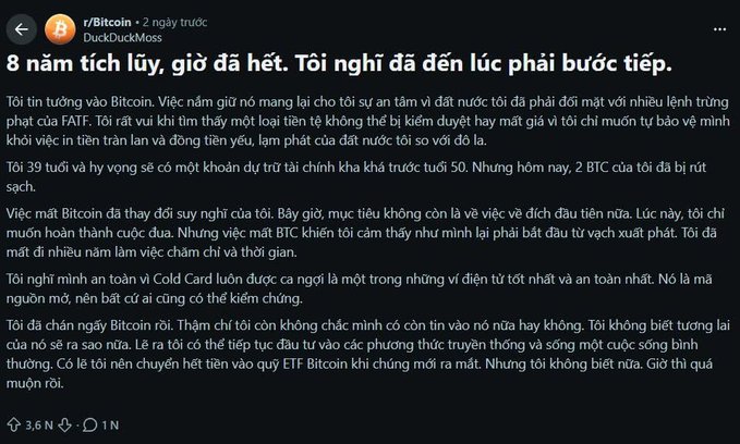 A Reddit post titled '8 năm tích lũy, giờ đã hết' by 'DuckDuckMoss' in the r/Bitcoin community, where a 39-year-old user discusses selling all their BTC and buying physical gold due to disillusionment with the FATF framework.