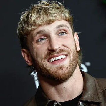 Logan Paul smiling at an event, in relation to his recent acquisition of 100,000 $INJ tokens at an average price of $4.96, citing Injective as a leading L1 blockchain he believes belongs among the top 10 cryptocurrencies.