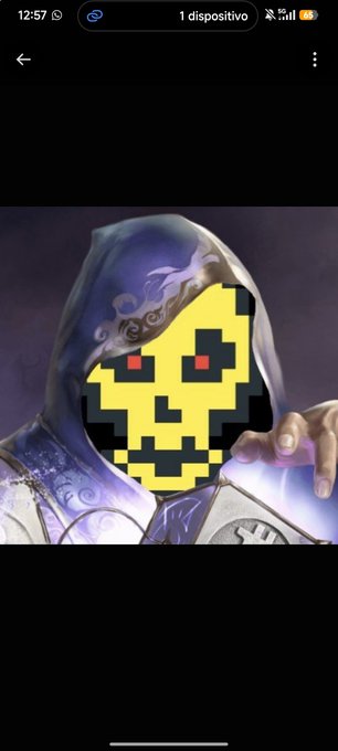 A mobile screenshot showing a hooded character with a pixelated yellow skull mask obscuring the face, with '1 dispositivo' visible at the top.
